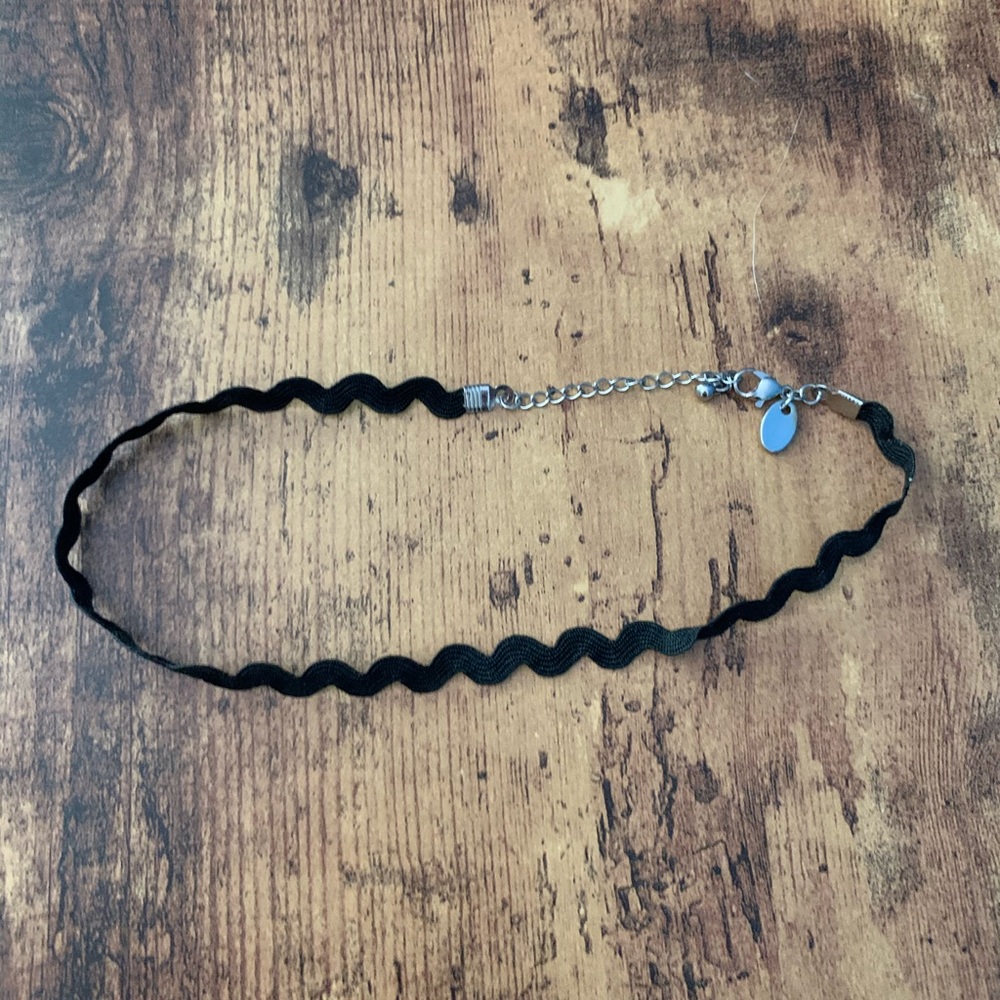 Squiggly line choker